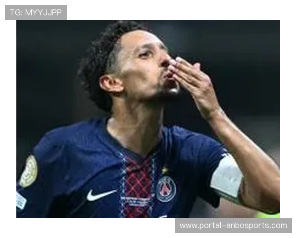 马尔基尼奥斯与对手头部相撞倒地，队医入场治疗